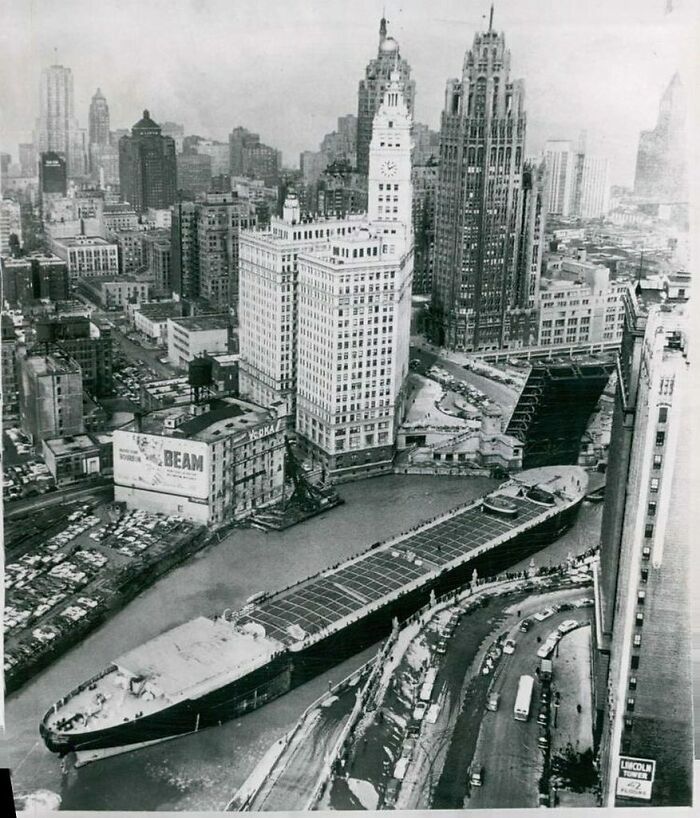 La barcaza "Marine Angel" negocia un giro a través del puente elevado de Michigan Ave. Bridge, Chicago, 1953