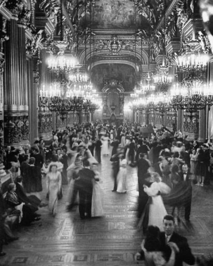 Parejas bailando en el Gran Vestíbulo de la Ópera de París en un Baile de la Victoria