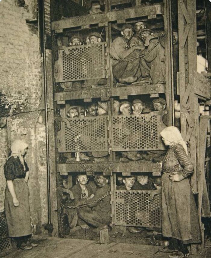 Mineros belgas hacinados en el ascensor de una mina de carbón, subiendo tras un día de trabajo, alrededor de 1900
