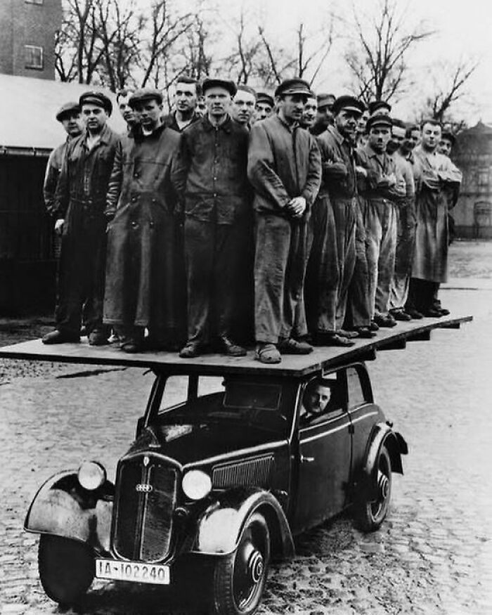 30 hombres demuestran la fuerza del coche DKW 'Front Reichsklasse' Tipo F7, asombrosamente construido con carrocería de madera, años 30
