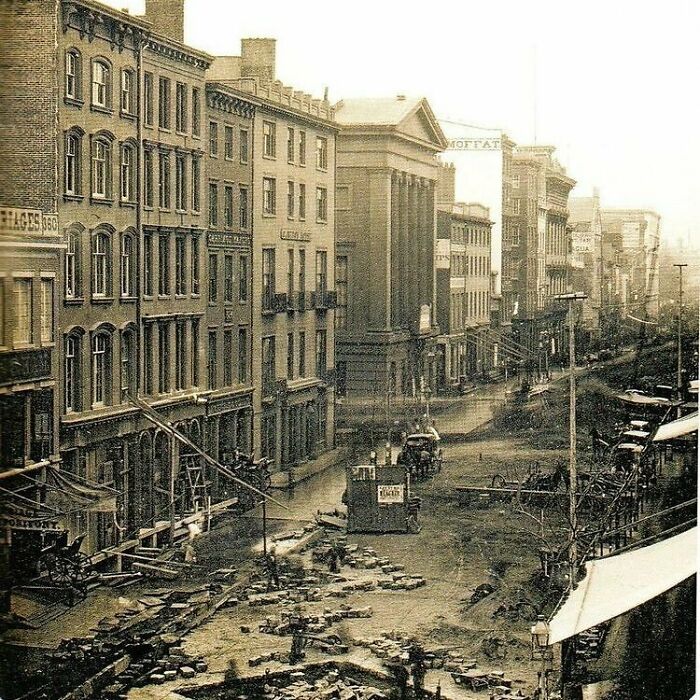 Se cree que es la primera fotografía de Nueva York. Tomada en Broadway, entre las calles Franklin y Leonard, mayo de 1850