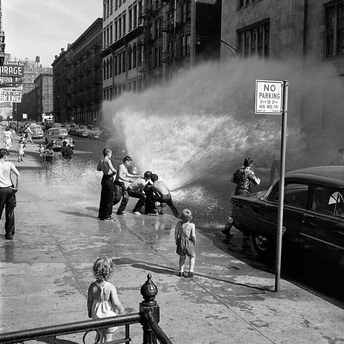 Niños jugando en un hidrante en Nueva York en el verano de 1954