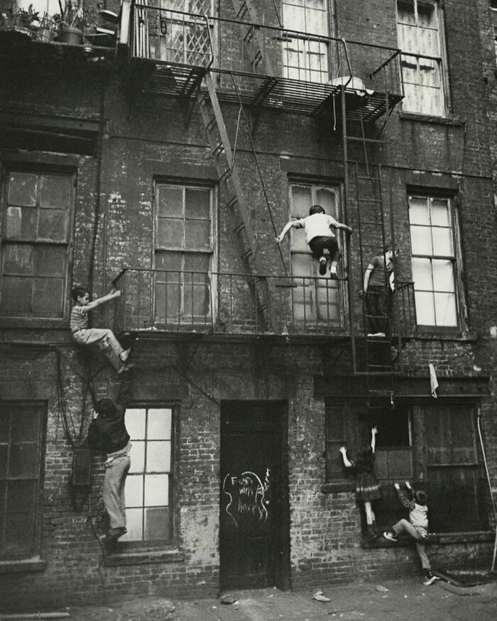 Niños jugando en el Lower East Side, Nueva York, 1963