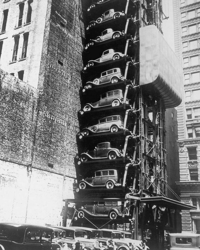 Estacionamiento con elevador en Nueva York. 1920