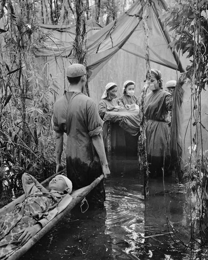 Médicos del Viet Cong operan a un soldado camboyano herido, 1970