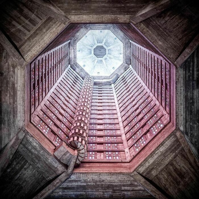 Esta es la vista del interior de la torre principal de una iglesia en Francia desde una escalera en espiral. Edificio: Iglesia de San José