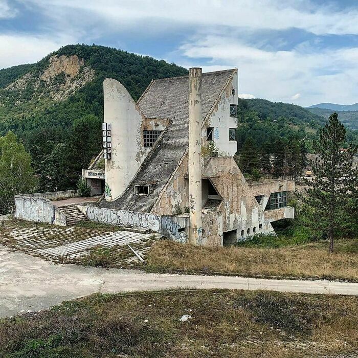 Hotel modernista abandonado en Bosnia