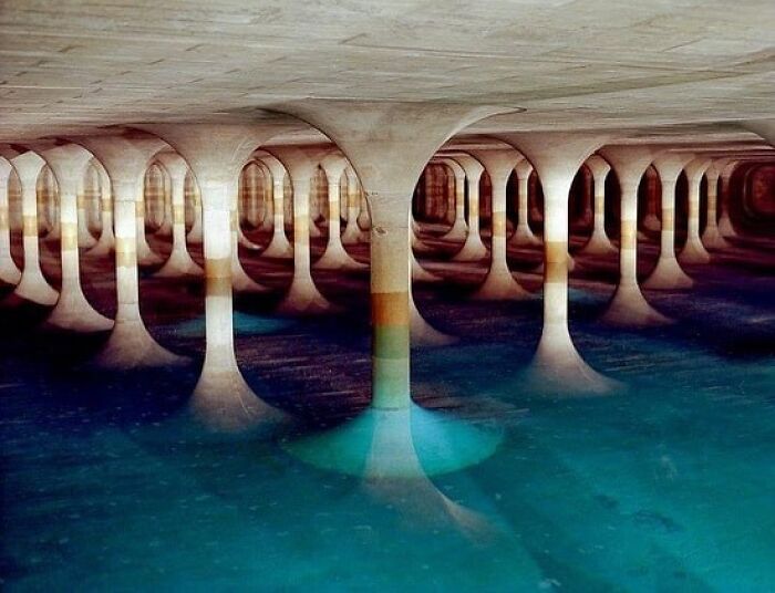 Uno de los dos embalses subterráneos gemelos del parque Forstenried que contienen el agua potable de Múnich, Alemania