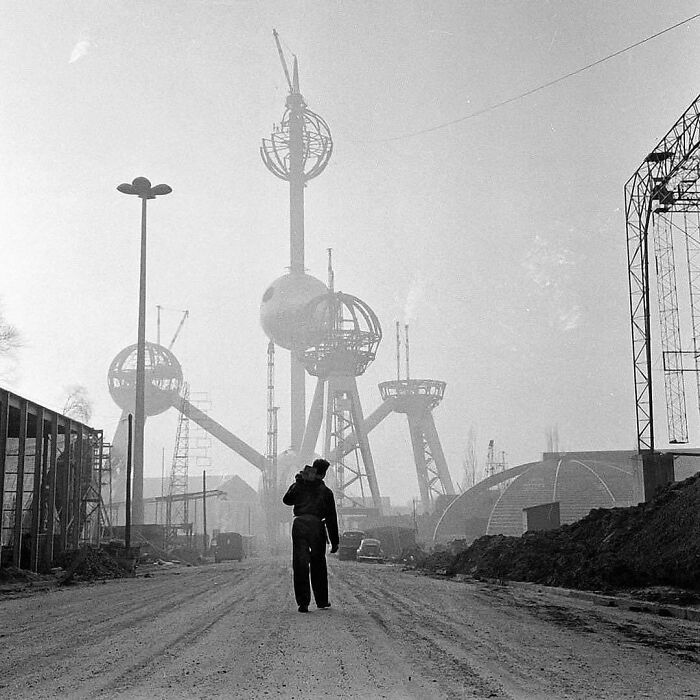 Construcción del Atomium, el pabellón belga de la Exposición Universal 58 de Bruselas, Bélgica, 1957. Foto de Dolf Kruger