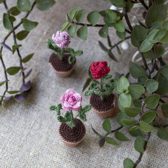 I Am A Miniaturist And I Crochet These Tiny Flowers (8 Pics)