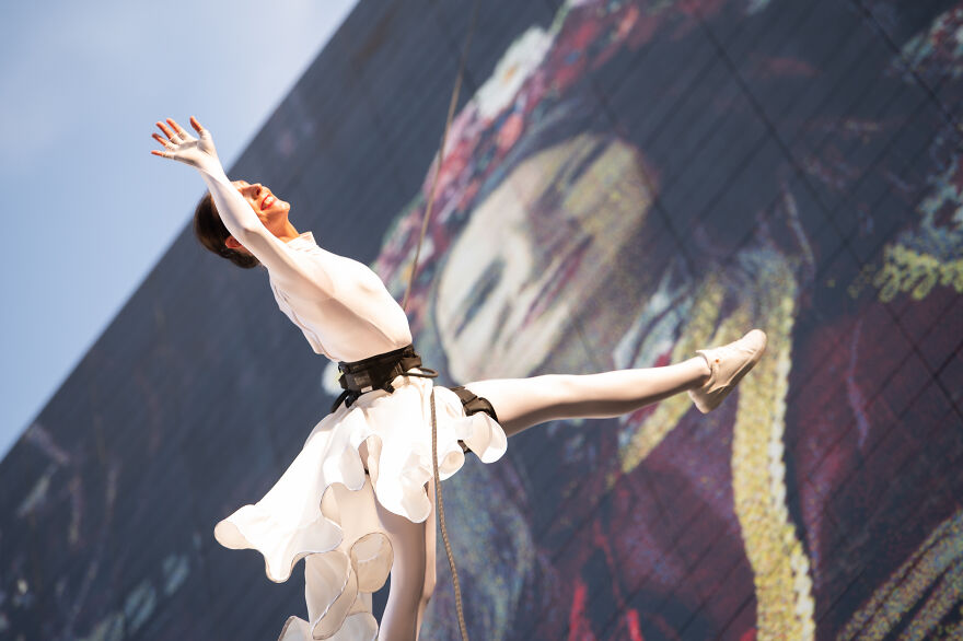 Lietuvos šokėja atliko gravitaciją nepažeidžiantį šokio rutiną, palaikydama Ukrainą (15 nuotraukų)