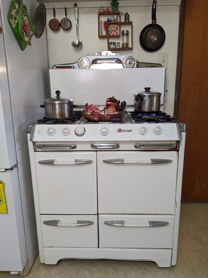 My Sister's Stove That Only Half Works. Would Be Awesome If It Was Fully Functional!