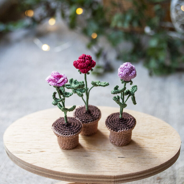 I Am A Miniaturist And I Crochet These Tiny Flowers (8 Pics)