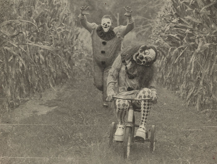 I Like Recreating Vintage Horror Shots, Here Are My 23 Photos Of Creepy Clowns In A Cornfield
