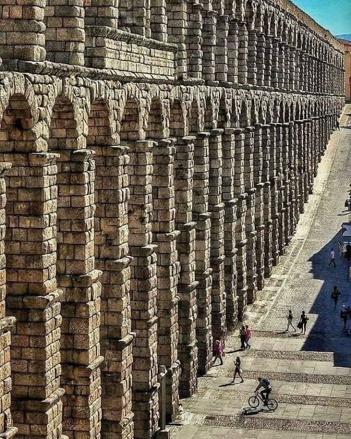 El enorme acueducto romano construido en Segovia (España) por el emperador romano Trajano (98-117 d.C.)