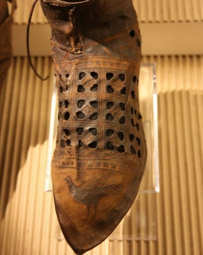 Este zapato con un pájaro en la parte delantera se encontró en Haarlem, Holanda, y data de aprox. 1300-1350 d.C., Museo Arqueológico de Haarlem, Países Bajos