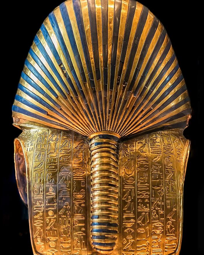 El reverso de la máscara dorada de Tutankamón