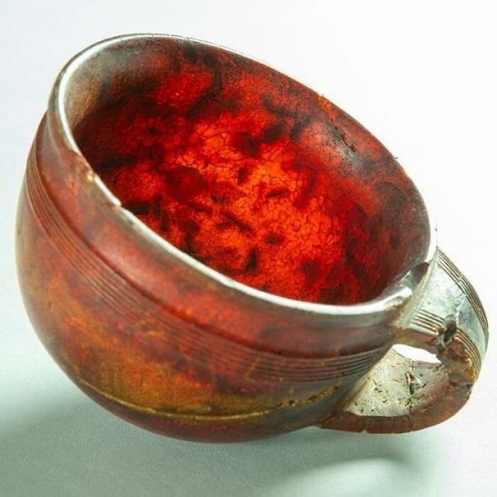 La taza de ámbar de 3270 años descubierta en un túmulo redondo excavado toscamente en 1856 en Hove, Inglaterra