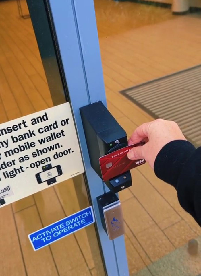 Discussion Online Ensues After Woman Shares How She Was 'Creeped Out' Visiting This Bank With No Staff And A Video Chat Option Discussion Online Ensues After Woman Shares How She Was 'Creeped Out' Visiting This Bank With No Staff And A Video Chat Option