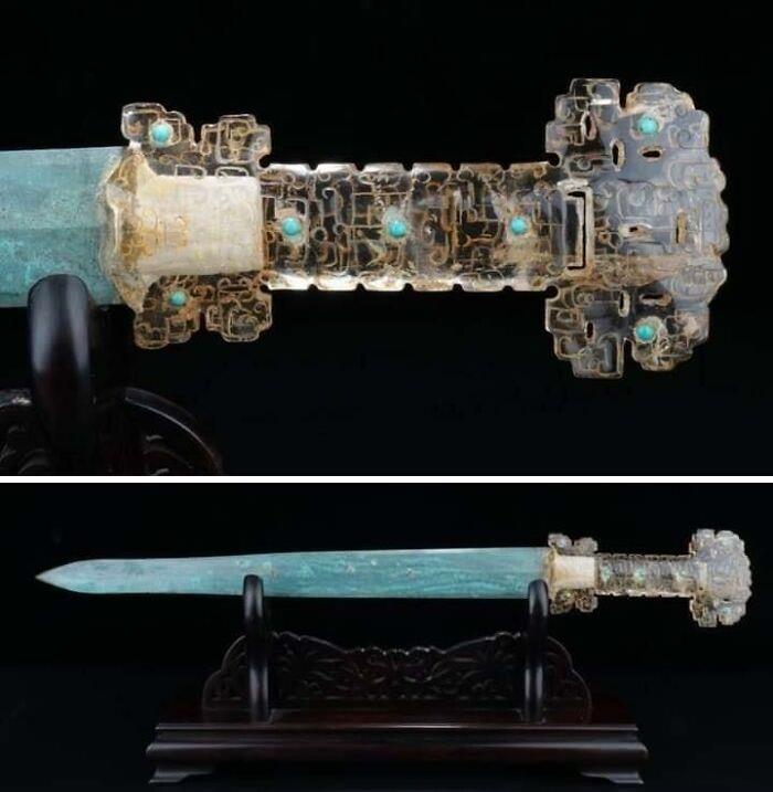 Espada china de bronce con empuñadura de cristal de roca incrustado en oro y tachonado de turquesa. Período de los Estados Combatientes, siglos IV-II a.C.
