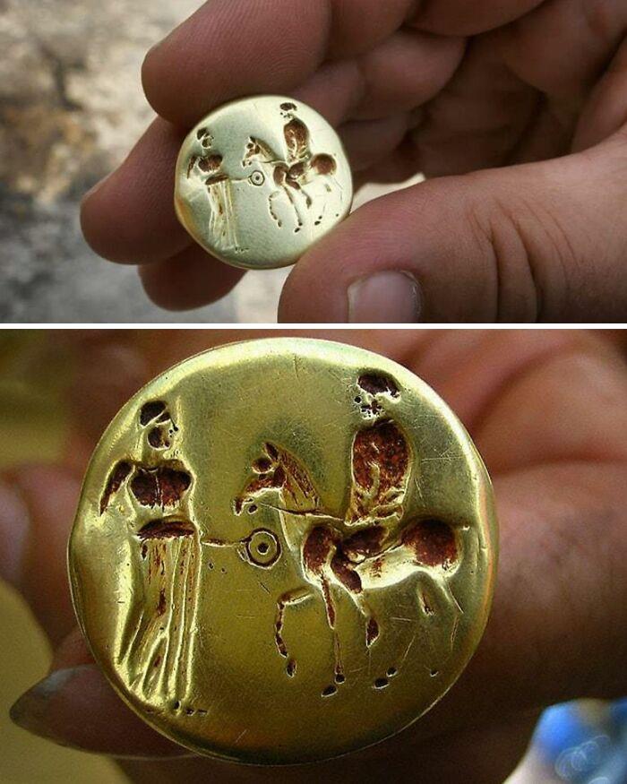 Anillo de oro del siglo IV a.C. hallado en la tumba de un rey tracio en la región búlgara de Yambol