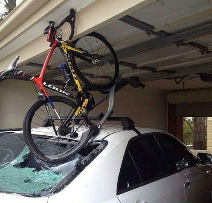 Olvidarse de la bicicleta de 5.000 dólares en la baca al entrar en el garaje