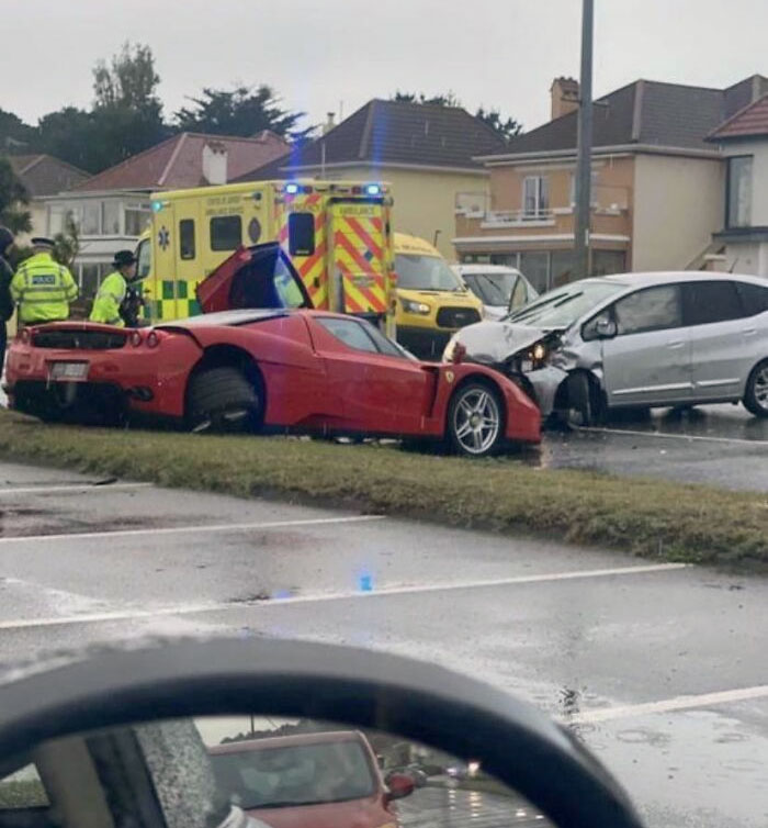 Ferrari Enzo (2,5 millones de dólares) estrellado por un repartidor camino de su nuevo dueño