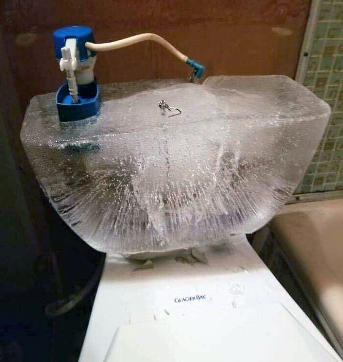 Esta cisterna de inodoro se congeló y reventó 