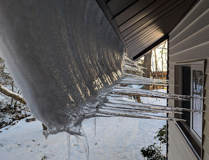 La nieve empezó a deslizarse por el tejado antes de congelarse otra vez, creando carámbanos horizontales 