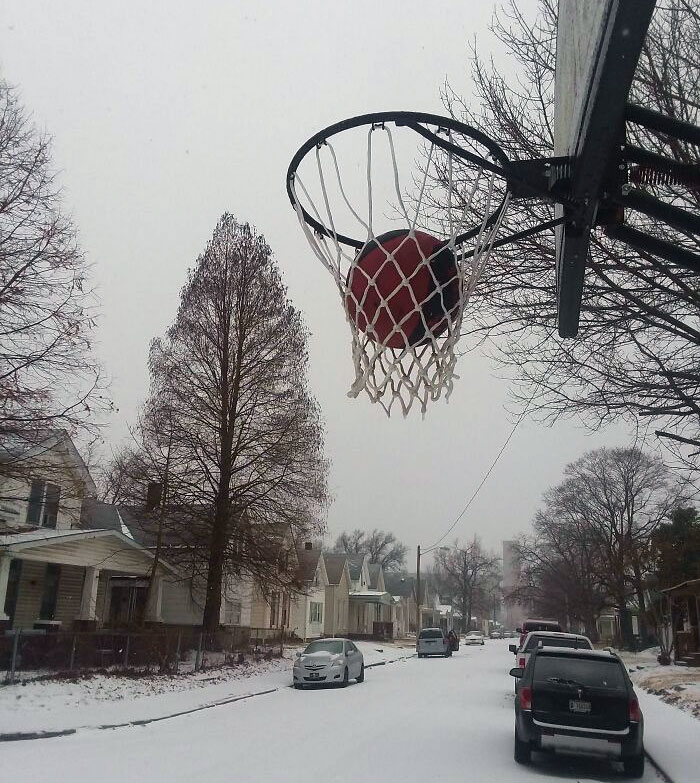 Hace demasiado frío para jugar al baloncesto