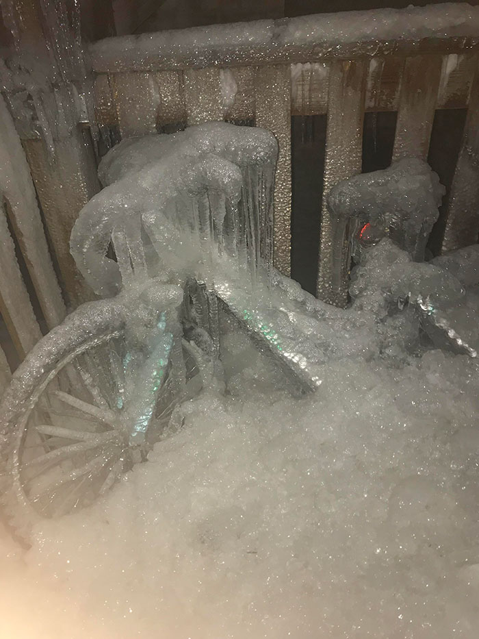 Una bicicleta congelada tras una tormenta de invierno en Chicago 