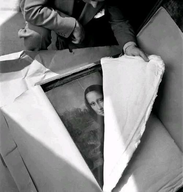 Unpacking Mona Lisa After The End Of World War II In 1945