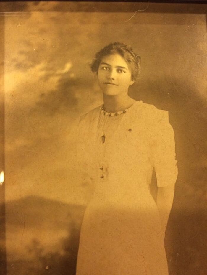Mi tía abuela Helen tomada en 1913 cuando tenía 16 años. Falleció a los 90 años en 1987