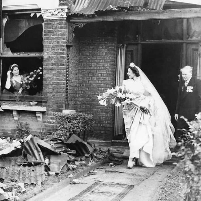 Novia saliendo de su casa recién bombardeada para casarse, Londres, 4 de noviembre de 1940