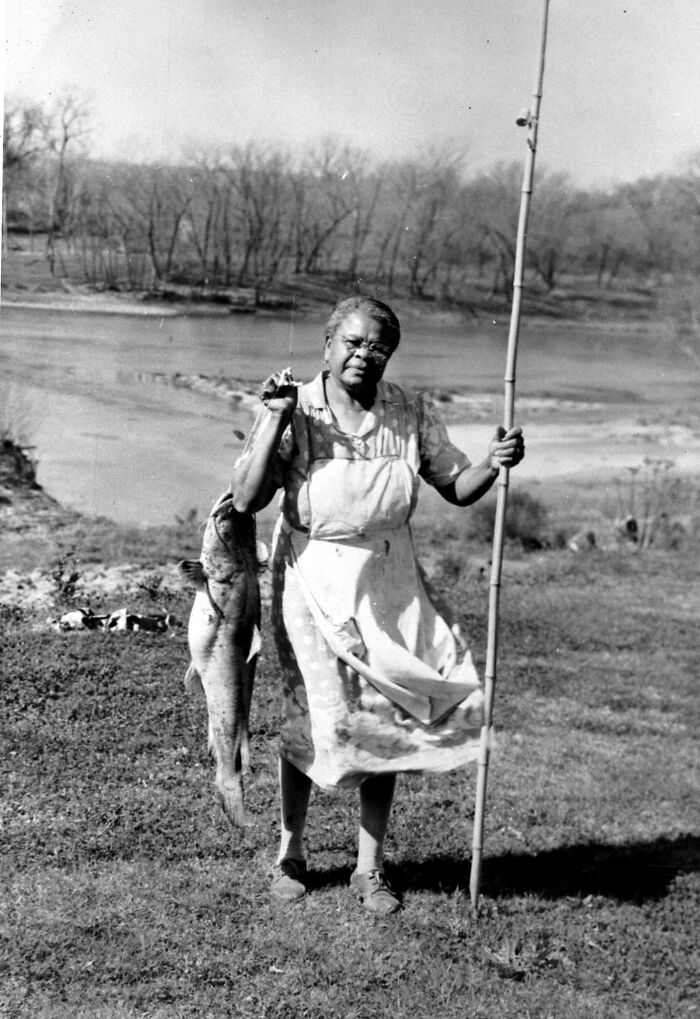 Nora Washington con un bagre que capturó usando simplemente una caña de pescar en el río Colorado, Bastrop, Texas, en la década de 1950