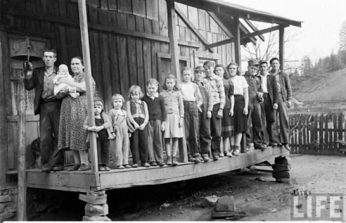 Waltis Kilburn, His Wife And 14 Children Pose For A Photo At Their Home In Leslie County, Ky 1949