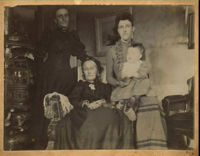 La bebé de esta foto es mi abuela nacida en 1893. Junto a mi bisabuela, tatarabuela y tatara-tatarabuela