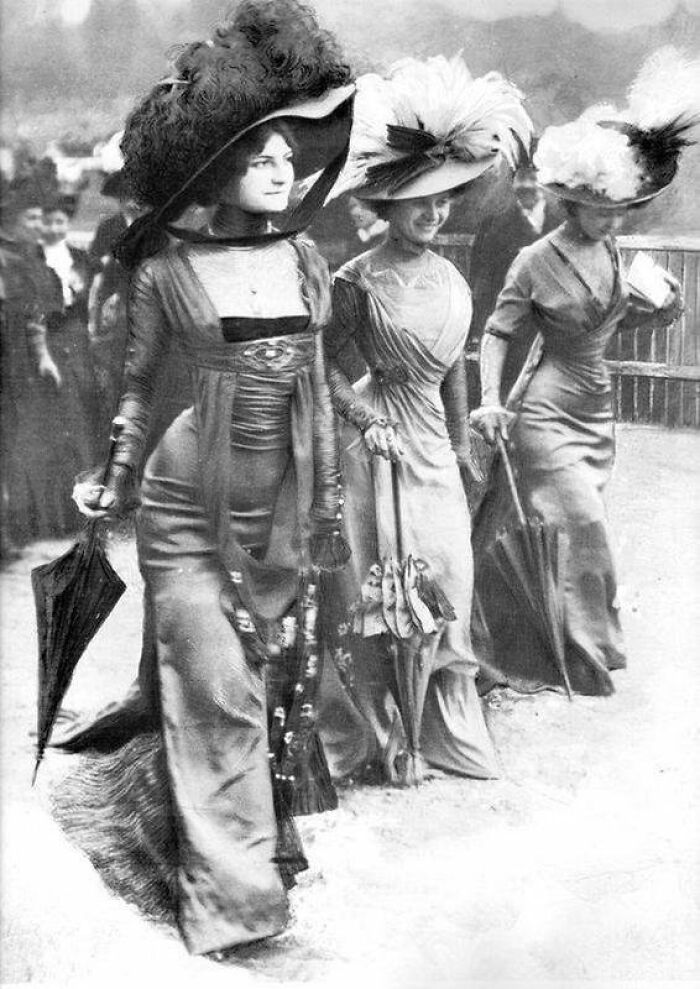 "Les Nouvelles Meirveilleuses". En la primavera de 1908, tres mujeres entraron en el hipódromo parisino de Longchamp y dejaron al público boquiabierto