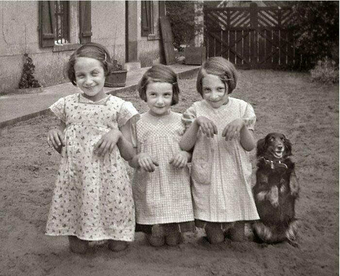 Tres jóvenes posando con una amiga, 1930