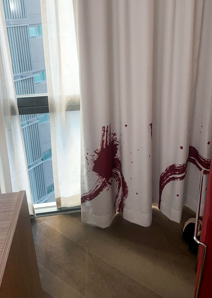 Las cortinas de mi habitación de hotel parecen manchadas de sangre