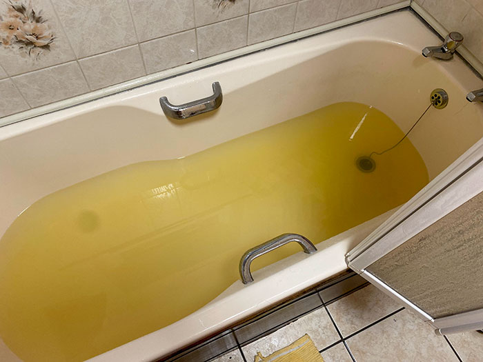 El agua de nuestro Airbnb lleva una semana amarillenta y con sabor metálico. El propietario dice que no puede hacer nada al respecto