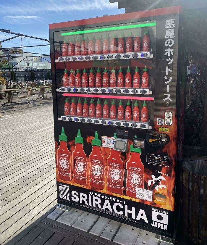Esta máquina expendedora de Sriracha con la que me he cruzado en Japón 