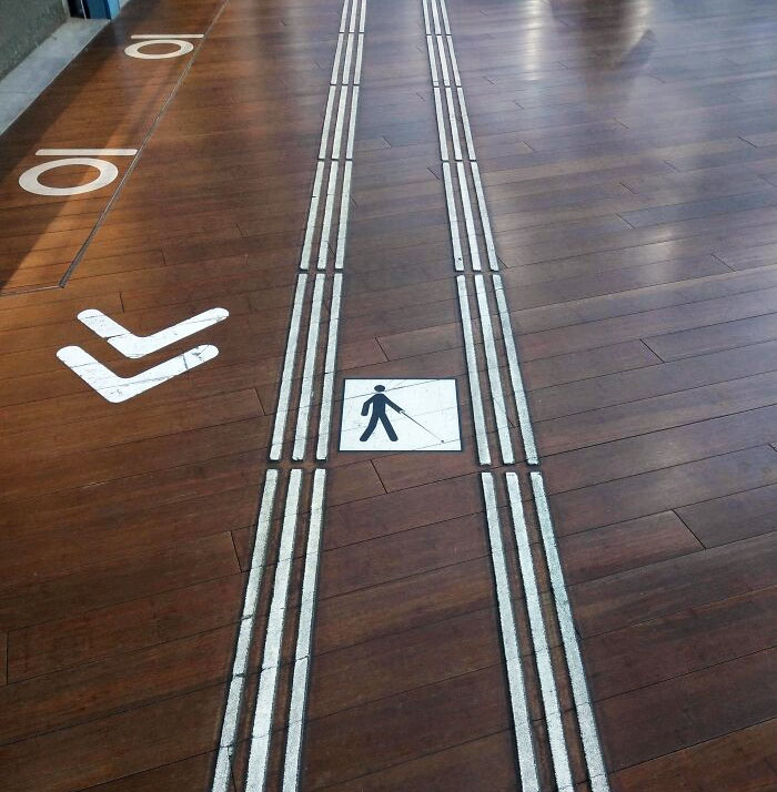  La estación de tren de mi ciudad tiene una línea para las personas con discapacidades visuales