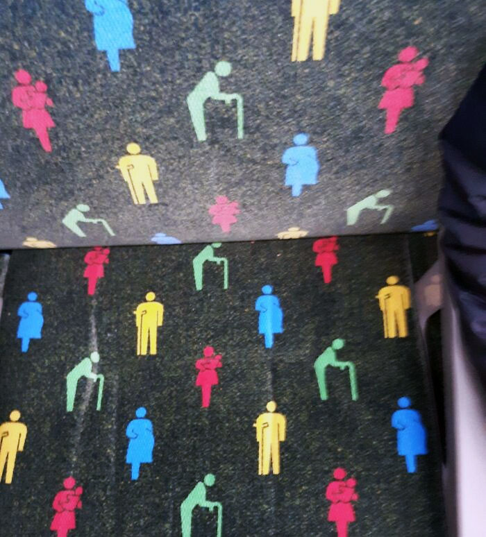 Los asientos de tren de Osaka tienen este estampado para recordarte que le ofrezcas el asiento a la gente que lo necesita más