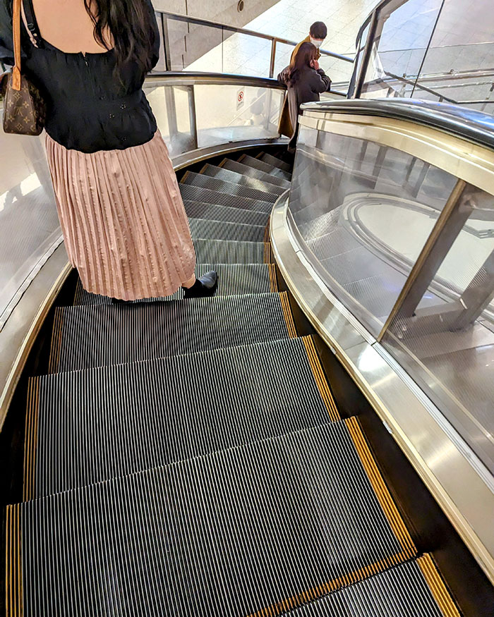  Escalera mecánica curva, en Japón