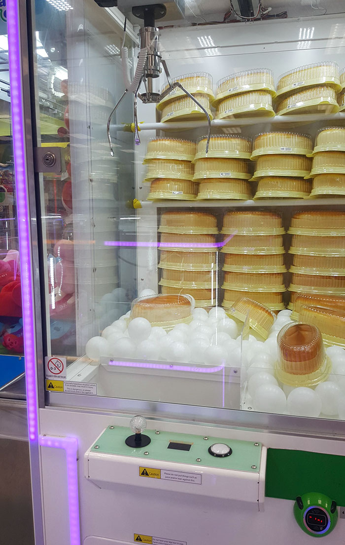 This Japanese Claw Machine Lets You Win A Cheesecake