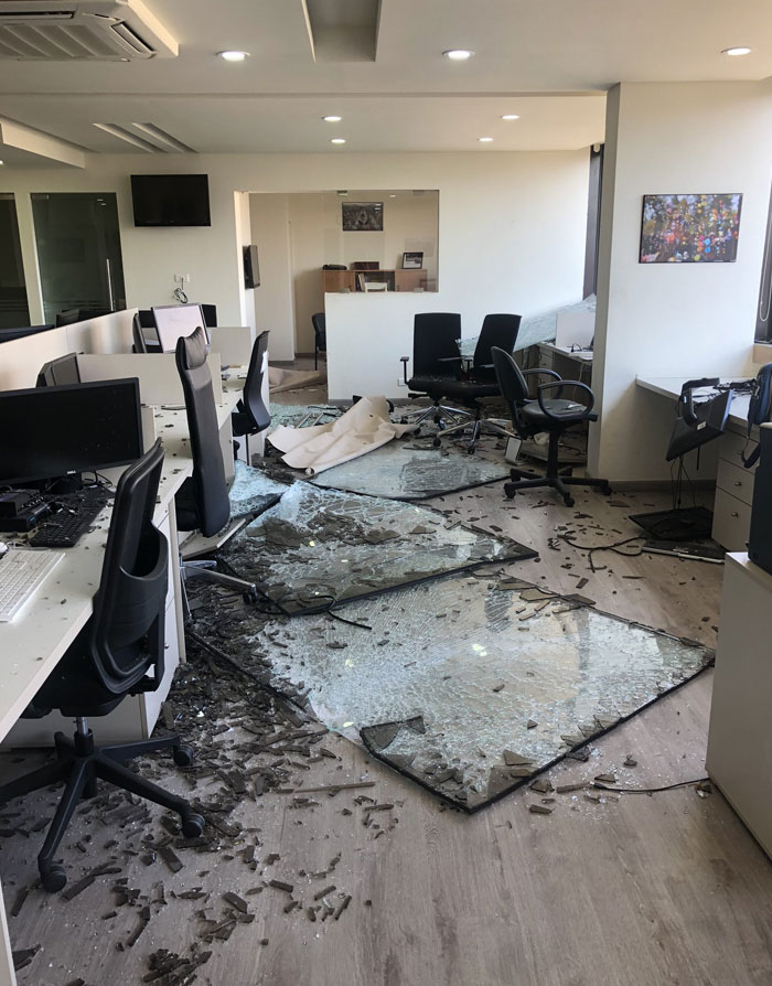El coronavirus nos salvó. Esta es nuestra oficina de AP esta mañana después de la explosión de Beirut