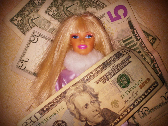 19 Y.O. Daughter Gets Excluded From Family Dinner Because She Called Her Dad’s 26 Y.O. Girlfriend A Gold Digger 19 Y.O. Daughter Gets Excluded From Family Dinner Because She Called Her Dad’s 26 Y.O. Girlfriend A Gold Digger