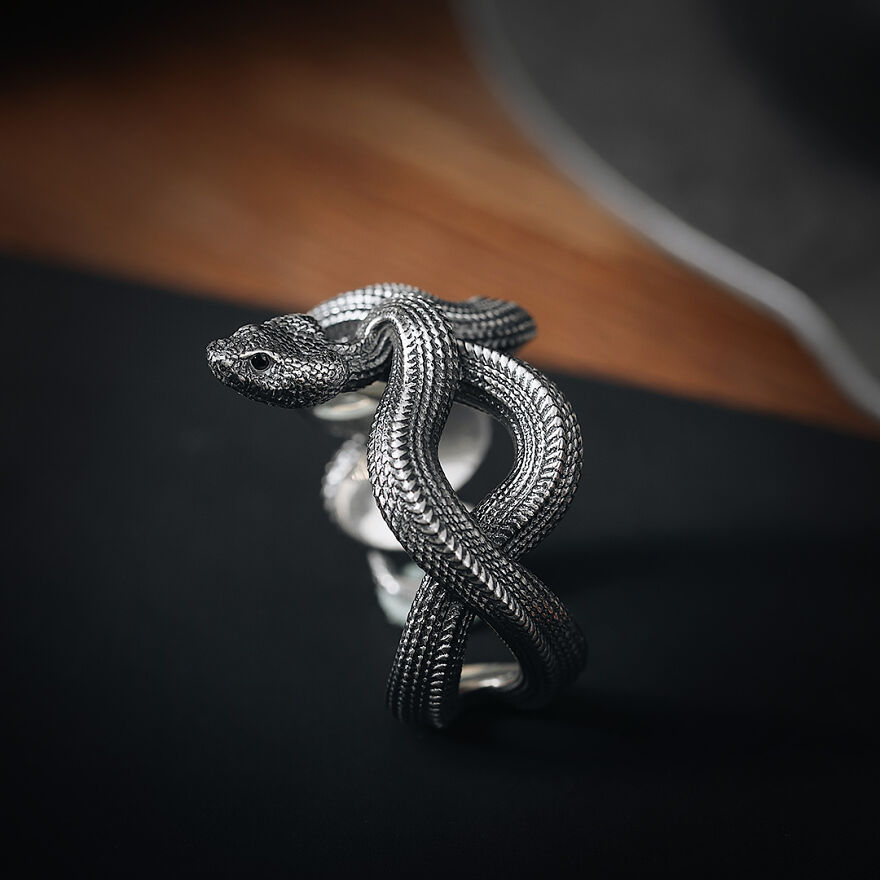 The Striking Serpent Ring: A Masterpiece Of Craftsmanship And Artistry The Striking Serpent Ring: A Masterpiece Of Craftsmanship And Artistry