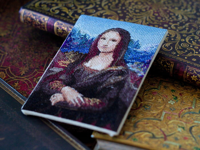 Cross Stitched Mona Lisa (6 Pics)